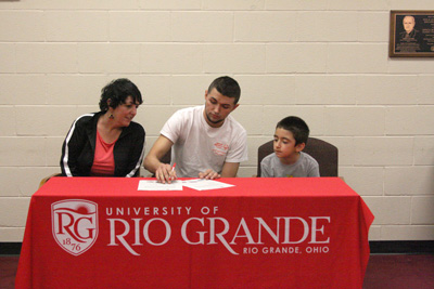 Gabe Davila is joined by his mother, Carol, and his brother, Alex, as he signs with Rio Grande